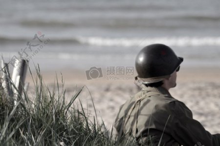 一位在海边沉思的士兵
