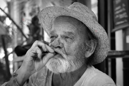 抽烟的老年男人