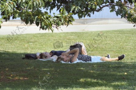 草地上躺着的女孩