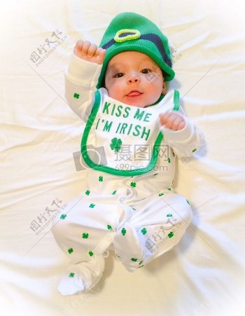 可爱的绿帽子婴儿