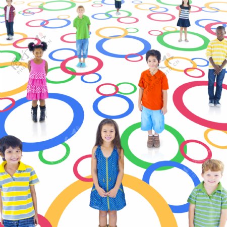 站在彩色圆圈里的孩子图片