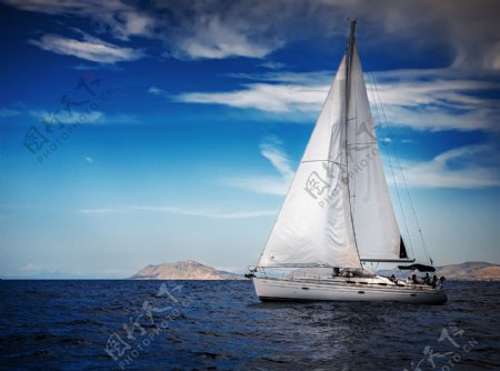 蓝天白云白色帆船图片