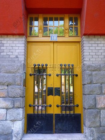 一扇黄色的大门