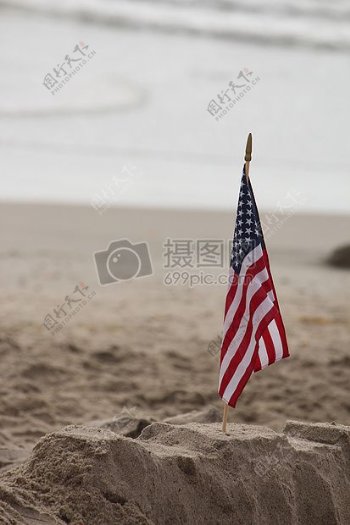 插在沙堆上的国旗