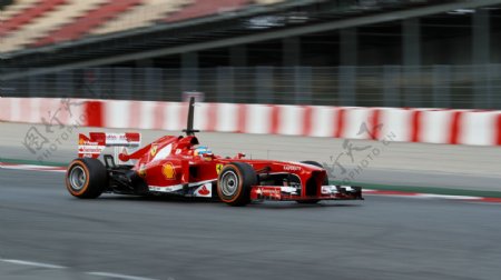 红色F1赛车图片
