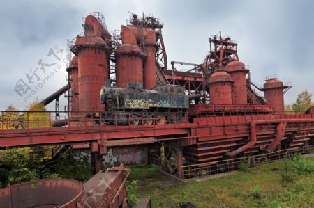 红色锈迹钢铁厂图片