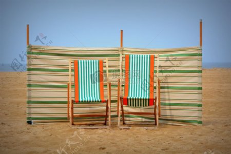 沙滩上的沙滩椅