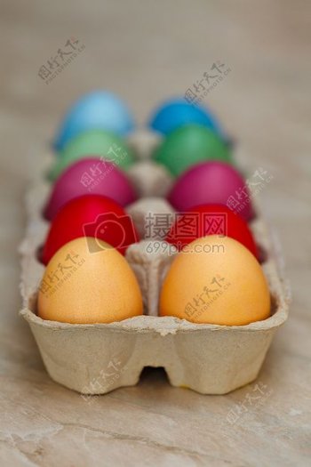 放在纸壳里的彩色鸡蛋
