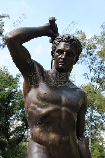 男性的青铜雕像