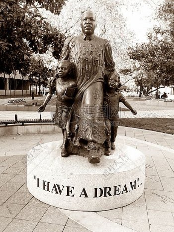 广场上大人和儿童的雕塑