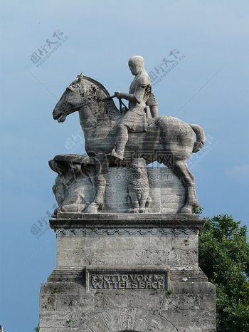 蓝天下的骑马雕像