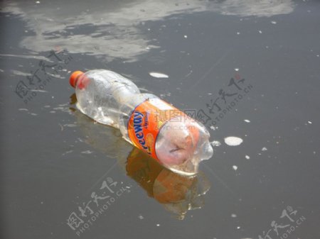 河面漂浮的饮料瓶