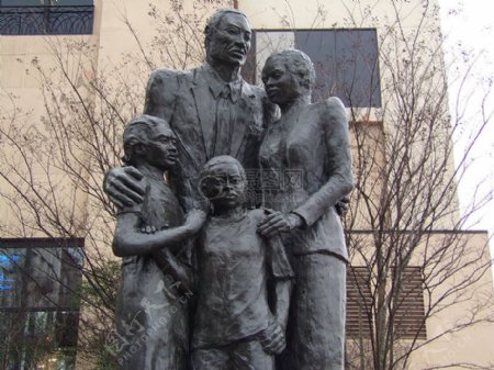 广场上的奴隶家族雕像