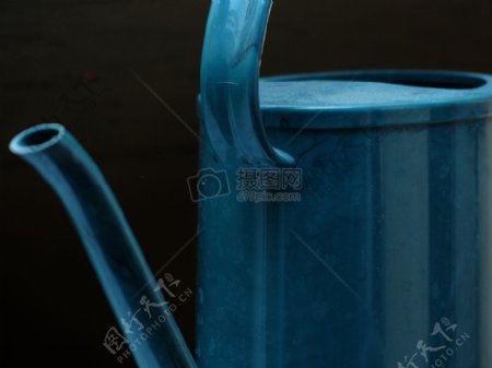 蓝色的金属水壶