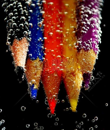 水中的彩色铅笔