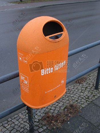街道边的垃圾桶
