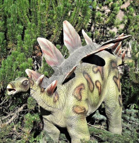 草丛里的恐龙雕塑