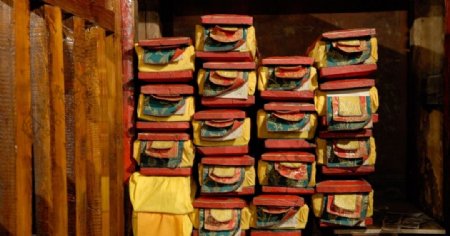 西藏寺院经书架