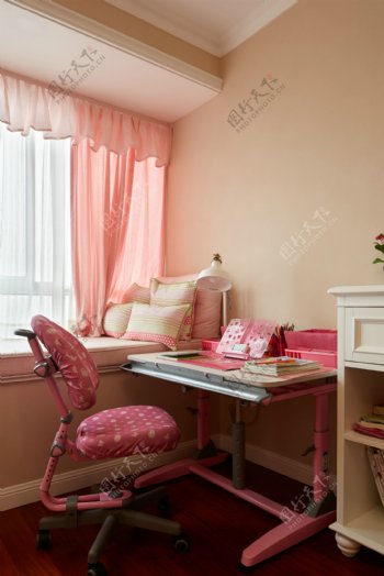 现代温馨公主风次卧粉色窗帘室内装修效果图