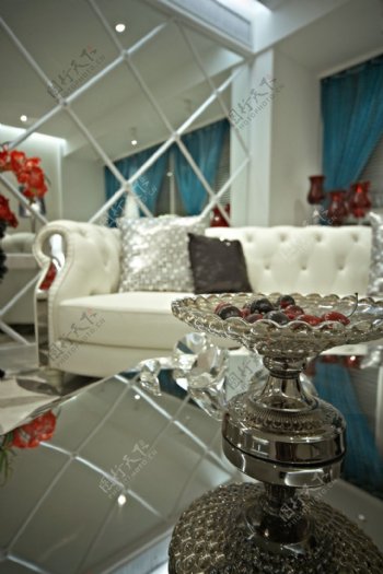 现代时尚客厅亮银色花瓶室内装修效果图