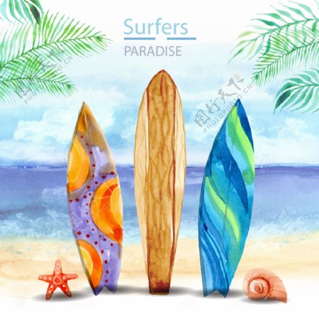 3个立在沙滩上的彩色冲浪板