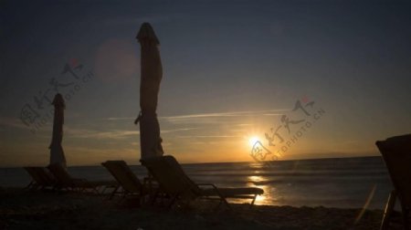实拍夕阳下海边孤独的躺椅视频素材