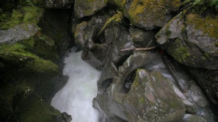 水冲过岩石