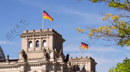 德国国会大厦上飘扬的德国国旗