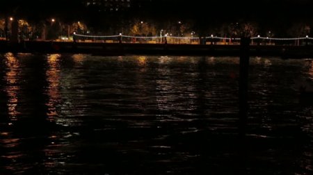 泰晤士河在夜间