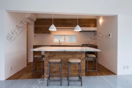 北欧清新开放式厨房白色吊灯室内装修效果图