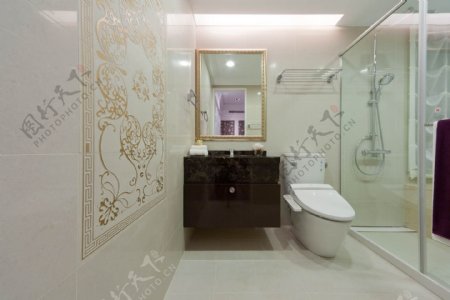 现代简洁浴室金色花纹背景墙室内装修效果图