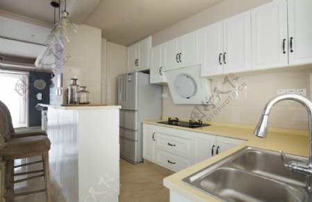 现代简约厨房白色柜子室内装修效果图