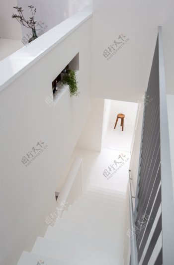 白色楼梯过道装修效果图