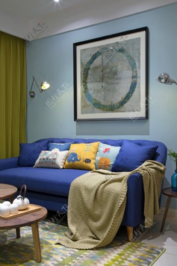 现代时尚客厅土黄色窗帘室内装修效果图
