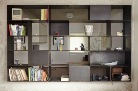 现代时尚文艺客厅深褐色书架室内装修效果图