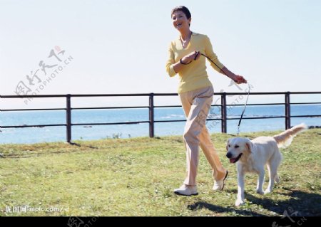 女人和狗跑步