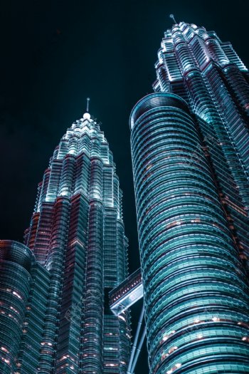 夜色下的城市高楼建筑