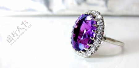 晶莹的紫宝石戒指