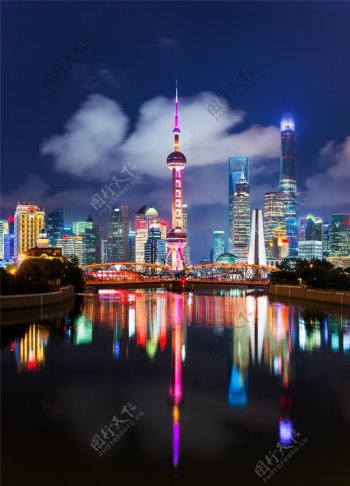 上海东方明珠夜景倒影长