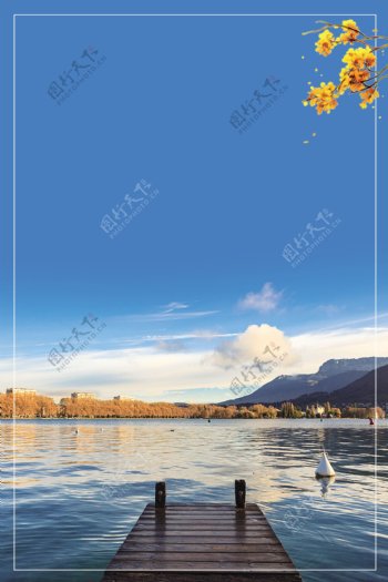 秋季蓝天下的湖面风景海报背景素材