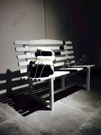 黑白孤独的长椅