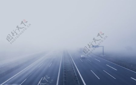 雾气笼罩的公路