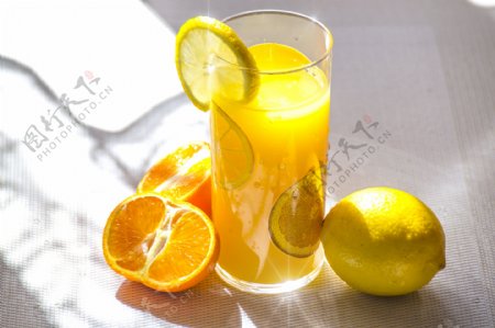 阳光下的柠檬橙子果汁