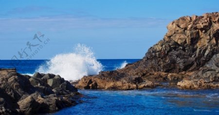 海浪拍打岩石