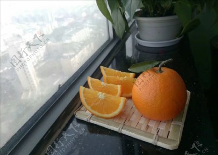 金堂脐橙窗台前的脐橙剥开的