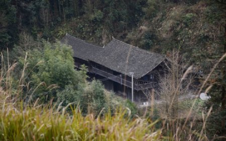 侗乡木屋远景图
