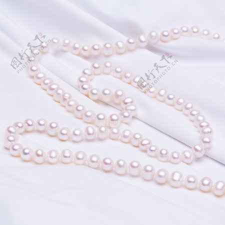 时尚韩式乳白色银白珍珠项链摄影图1