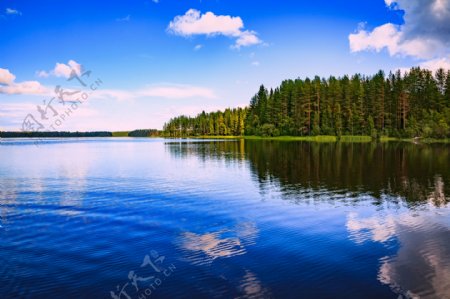 碧蓝天空湖山园林湖水