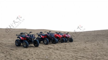 海边沙滩上有红色的摩托车