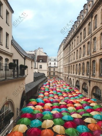 建筑与彩色雨伞